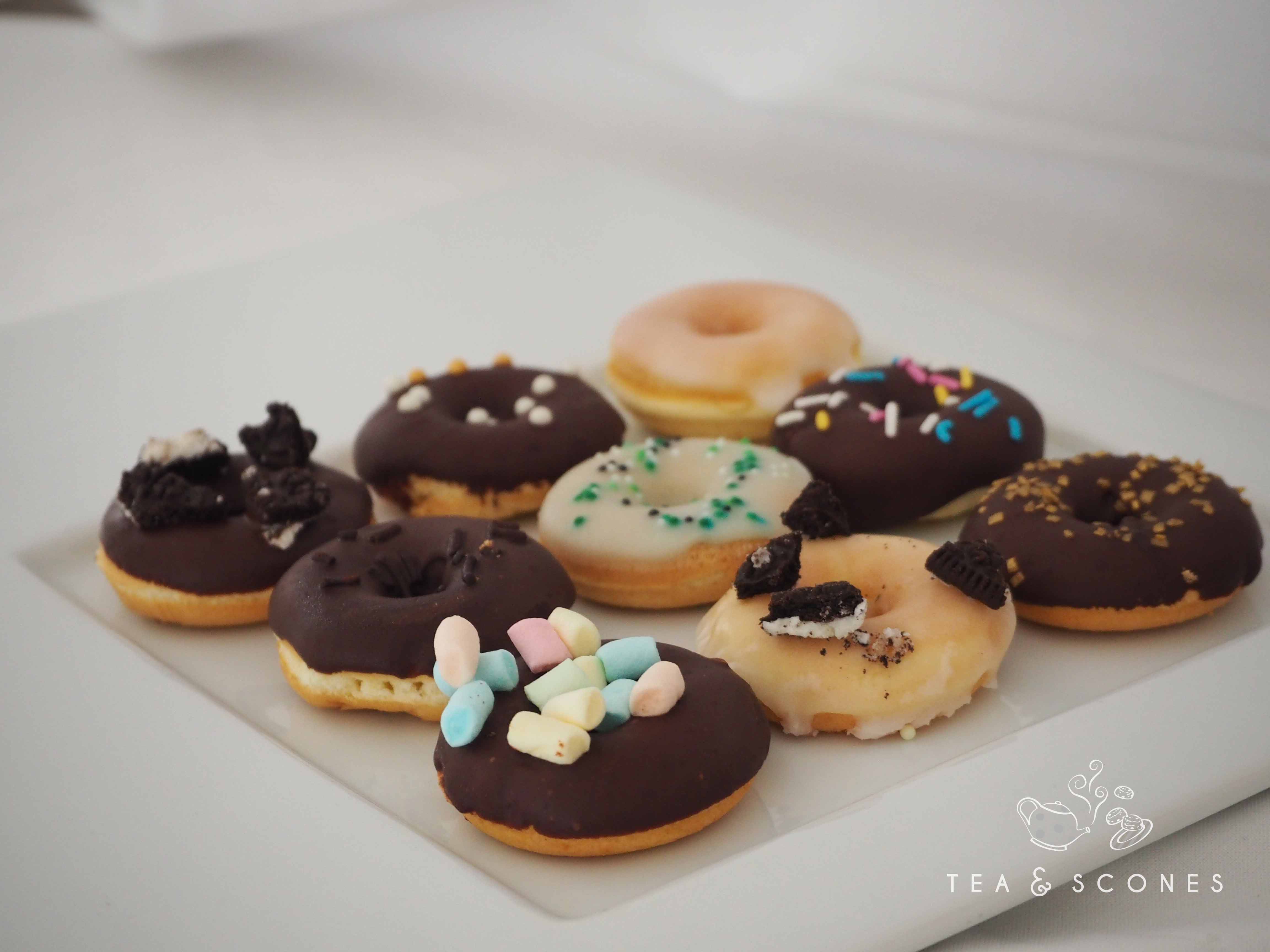 Mini Donuts mit Glasur und Kuvertüre