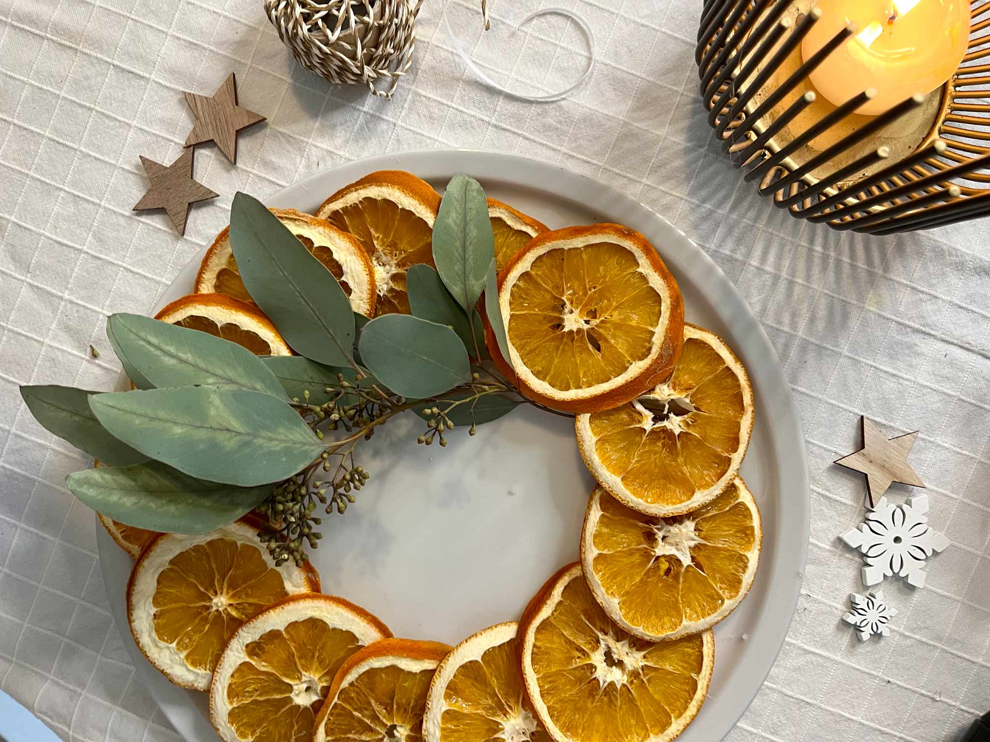 Weihnachtlicher Kranz aus getrockneten Orangenscheiben